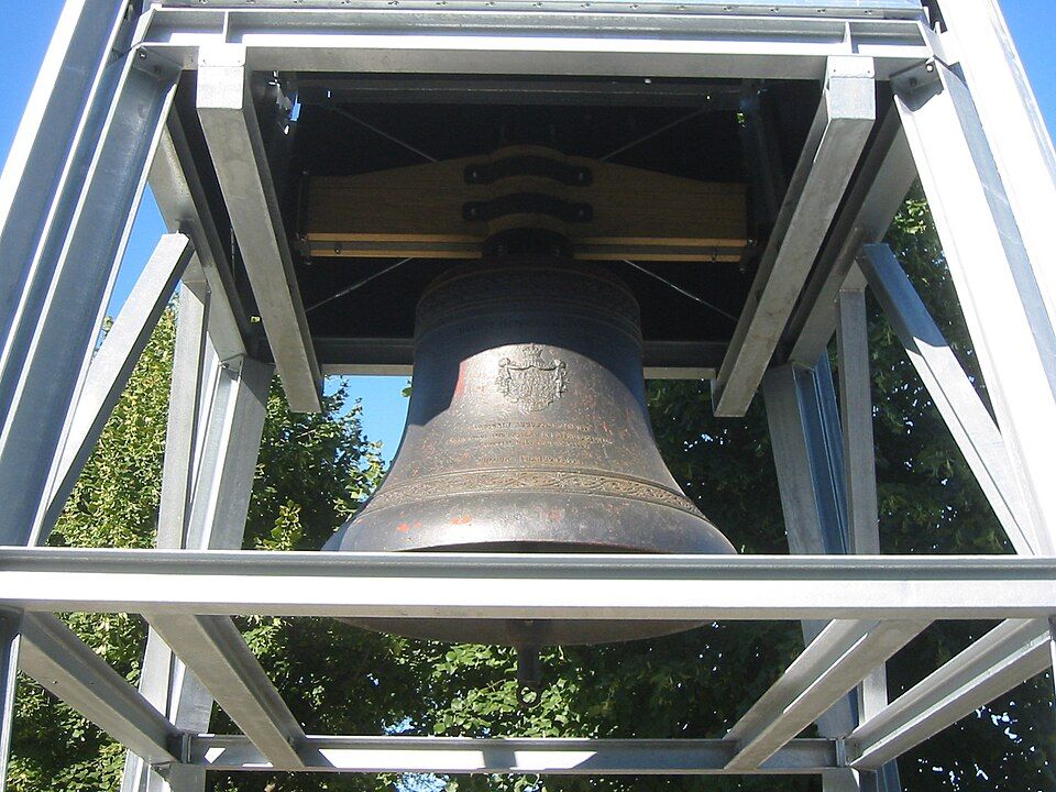 Auguste-Viktoria-Glocke in einem offenen Metallglockenstuhl