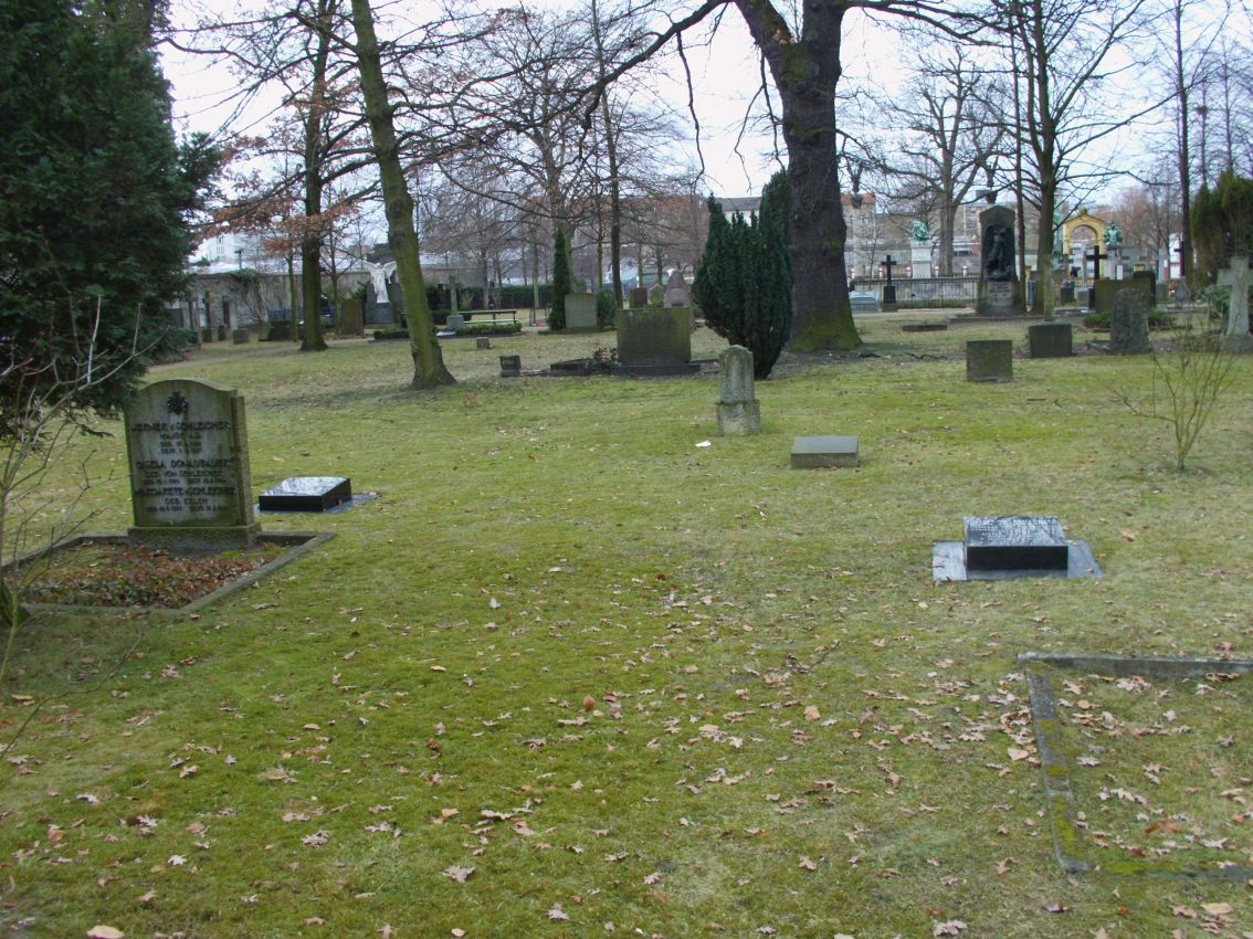 Grabsteine und alte Bäume auf dem westlichen Teil des Invalidenfriedhofs